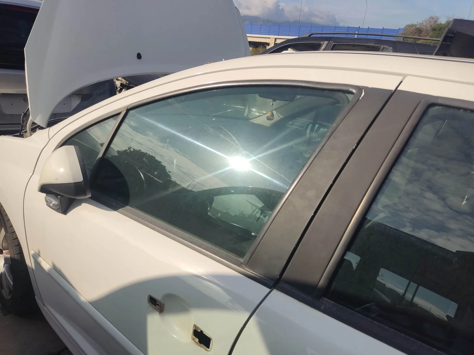 Foto de LUNA DELANTERA IZQUIERDA PEUGEOT 207 1.6 HDi FAP CAT (9HZ / DV6TED4) (109 CV / 80 KW) referencia 9201J0