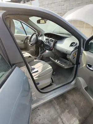 Foto de GOMAS CONTORNO PUERTA RENAULT SCENIC II (JM) 1.9 dCi Diesel (120 CV / 88 KW) referencia 7701475031