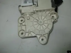 Foto de MOTOR ELEVALUNAS TRASERO DERECHO OPEL VECTRA C BERLINA 1.9 16V CDTI CAT (Z 19 DTH / LRD) (150 CV / 110 KW) referencia 0536007701 foto 2