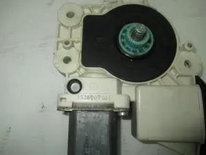 Foto de MOTOR ELEVALUNAS TRASERO DERECHO OPEL VECTRA C BERLINA 1.9 16V CDTI CAT (Z 19 DTH / LRD) (150 CV / 110 KW) referencia 0536007701 foto 9