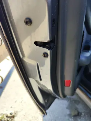 Foto de CERRADURA PUERTA TRASERA IZQUIERDA AUDI A6 BERLINA (4B2) 2.4 V6 30V (165 CV / 121 KW) referencia 4B0839016G