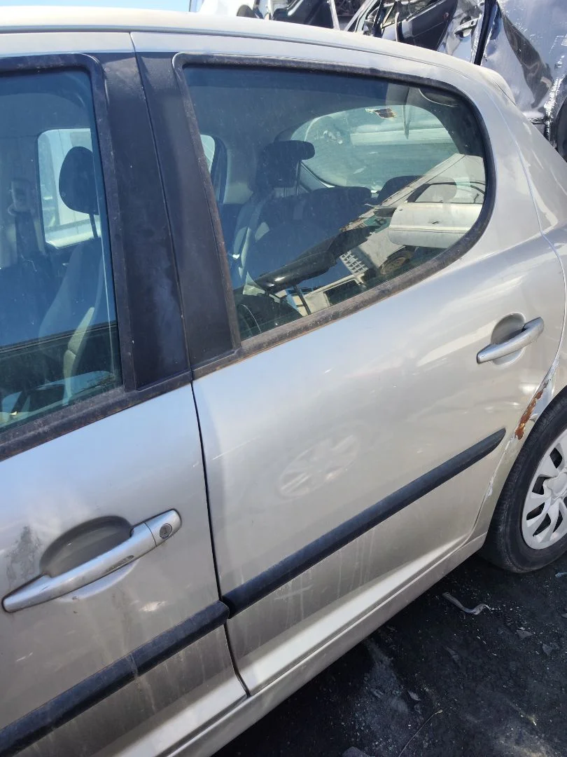Foto de PUERTA TRASERA IZQUIERDA PEUGEOT 207 1.4 (73 CV / 54 KW) referencia 9006N2