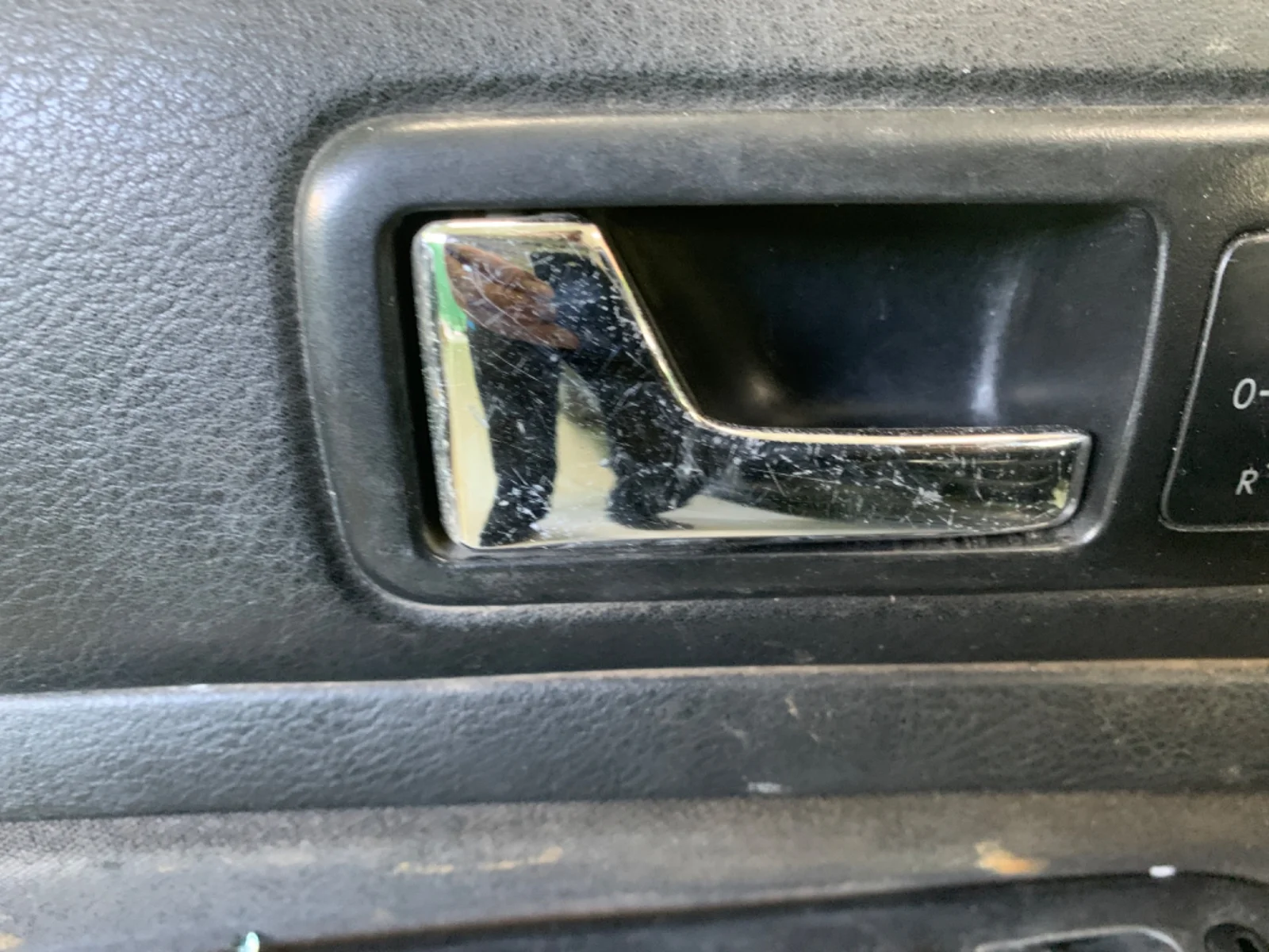Foto de MANETA INTERIOR TRASERA IZQUIERDA VOLKSWAGEN GOLF IV BERLINA (1J1)(10.1997) 1.9 TDI (101 CV / 74 KW)