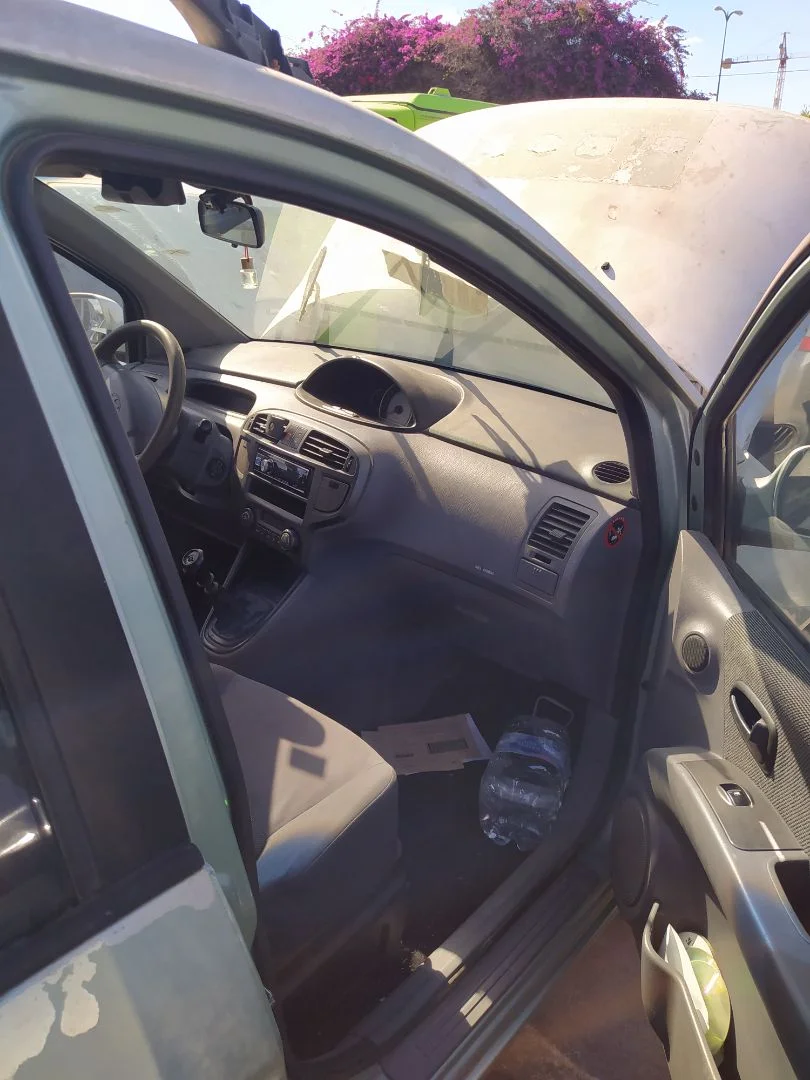 Foto de GOMAS CONTORNO PUERTA HYUNDAI MATRIX (FC) 1.5 CRDi CAT (102 CV / 75 KW)