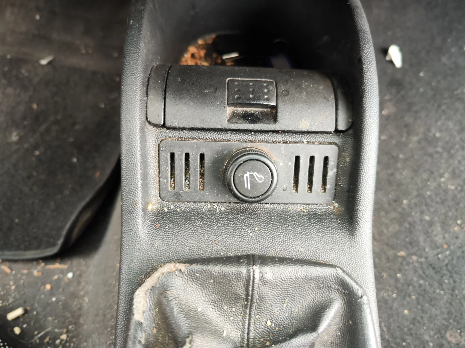 Foto de CENICERO OPEL CORSA C 1.2 16V CAT (Z 12 XEP / LB4) (80 CV / 59 KW) referencia 24424602