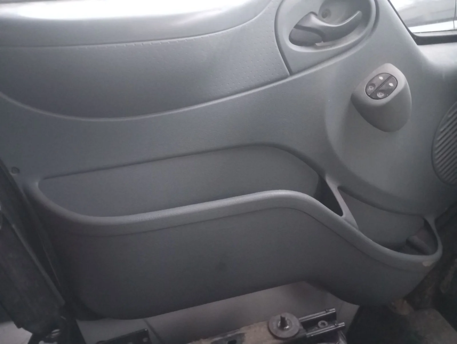 Foto de GUARNECIDO PUERTA DELANTERA IZQUIERDA FORD TRANSIT COMBI (TT9) 2.2 TDCi CAT (116 CV / 85 KW) referencia 1449160