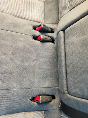 Foto de ENGANCHE CINTURON TRASERO CENTRAL OPEL VECTRA C BERLINA 1.9 CDTI (120 CV / 88 KW)