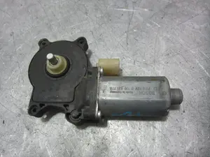 Foto de MOTOR ELEVALUNAS TRASERO DERECHO VOLVO XC90 2.4 Diesel CAT (185 CV / 136 KW) referencia 0130821776