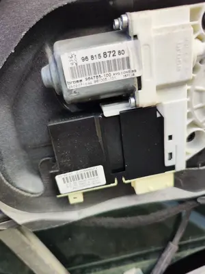 Foto de ELEVALUNAS DELANTERO IZQUIERDO PEUGEOT 307 BREAK/ SW (S2) 2.0 16V HDi FAP CAT (RHR / DW10BTED4) (136 CV / 100 KW) referencia 9221K0