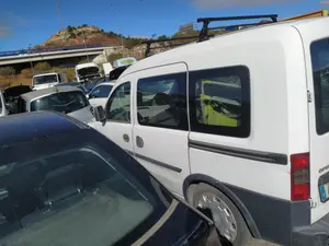 Foto de PUERTA TRASERA IZQUIERDA OPEL COMBO (CORSA C) 1.3 16V CDTI CAT (Z 13 DT / LN9) (69 CV / 51 KW)