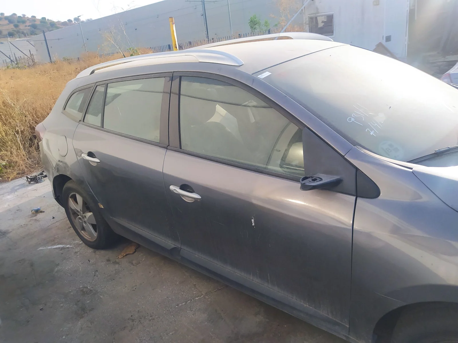 Foto de PUERTA DELANTERA DERECHA RENAULT MEGANE III SPORT TOURER 1.9 dCi Diesel (131 CV / 96 KW) referencia 801006560R