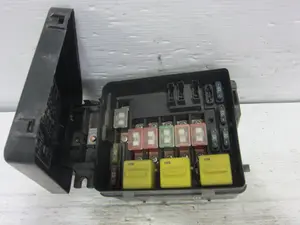 Foto de CAJA RELES / FUSIBLES MG ROVER ROVER 45 (T/RT) 1.4 16V CAT (103 CV / 76 KW) referencia YQE102040