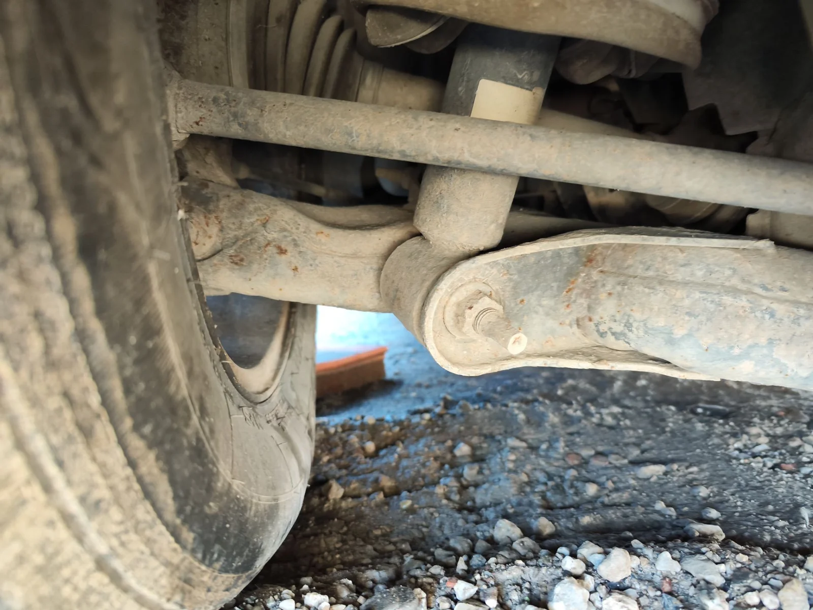 Foto de BRAZO SUSPENSION TRASERO IZQUIERDO LAND ROVER DISCOVERY 2.7 Td V6 CAT (190 CV / 140 KW) referencia RGG500490