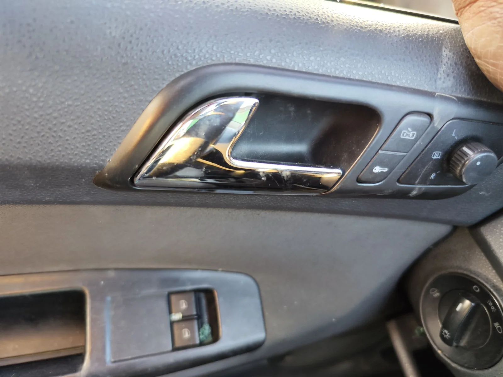 Foto de MANETA INTERIOR DELANTERA IZQUIERDA VOLKSWAGEN POLO IV (9N3) 1.9 TDI (101 CV / 74 KW)