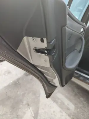 Foto de CERRADURA PUERTA TRASERA IZQUIERDA MERCEDES-BENZ CLASE C (BM 203) BERLINA 3.0 CDI CAT (224 CV / 165 KW) referencia A2037300235