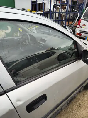 Foto de LUNA DELANTERA DERECHA OPEL ASTRA G BERLINA 1.7 16V DTI CAT (Y 17 DT / LR6) (75 CV / 55 KW) referencia 13205907