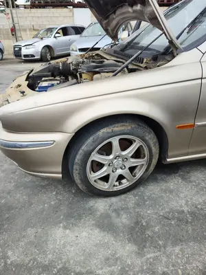 Foto de ALETA DELANTERA IZQUIERDA JAGUAR X-TYPE 2.1 V6 24V CAT (156 CV / 115 KW) referencia C2S 23560