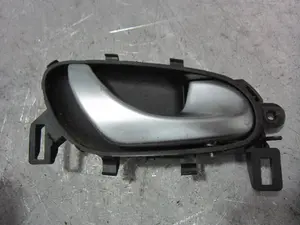 Foto de MANETA INTERIOR DELANTERA DERECHA RENAULT KADJAR 1.3 TCE (159 CV / 117 KW) referencia 806705402R