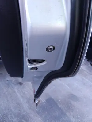 Foto de CERRADURA PUERTA TRASERA DERECHA VOLKSWAGEN PASSAT BERLINA (3B3) 1.9 TDI (131 CV / 96 KW) referencia 3B4839015AL