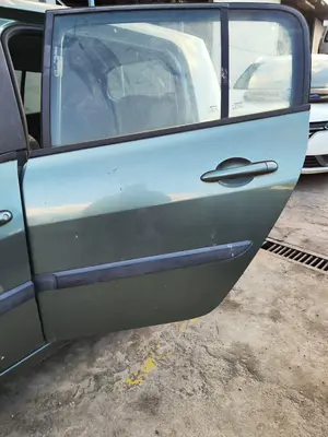 Foto de PUERTA TRASERA IZQUIERDA RENAULT MEGANE II BERLINA 5P 1.5 dCi Diesel (101 CV / 74 KW) referencia 7751473732