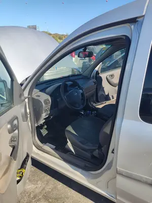 Foto de GOMAS CONTORNO PUERTA OPEL COMBO (CORSA C) 1.7 16V DI CAT (Y 17 DTL / LK8) (65 CV / 48 KW)
