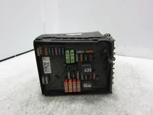 Foto de CAJA RELES / FUSIBLES VOLKSWAGEN GOLF V (1K1)(10.2003) 2.0 TDI (140 CV / 103 KW) referencia 23044B