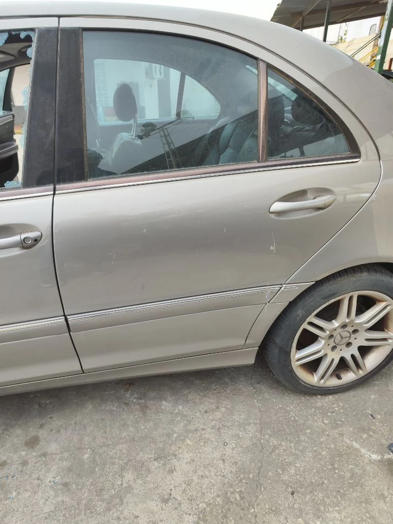 Foto de PUERTA TRASERA IZQUIERDA MERCEDES-BENZ CLASE C (BM 203) BERLINA 3.0 CDI CAT (224 CV / 165 KW) referencia A203730070567