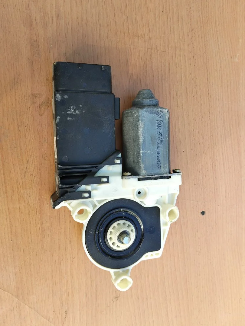 Foto de MOTOR ELEVALUNAS DELANTERO DERECHO VOLKSWAGEN GOLF IV BERLINA (1J1)(10.1997) 1.9 TDI (131 CV / 96 KW) referencia 1C2959802A