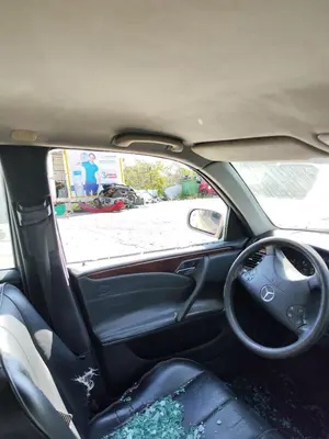 Foto de ASIDERO TECHO DELANTERO IZQUIERDO MERCEDES-BENZ CLASE E (BM 210) BERLINA 2.2 CDI CAT (143 CV / 105 KW) referencia A2088100151 FKZ