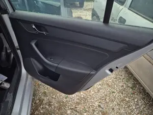Foto de GUARNECIDO PUERTA TRASERA DERECHA SKODA RAPID (NH) 1.2 8V TSI (86 CV / 63 KW) referencia 5JH867212