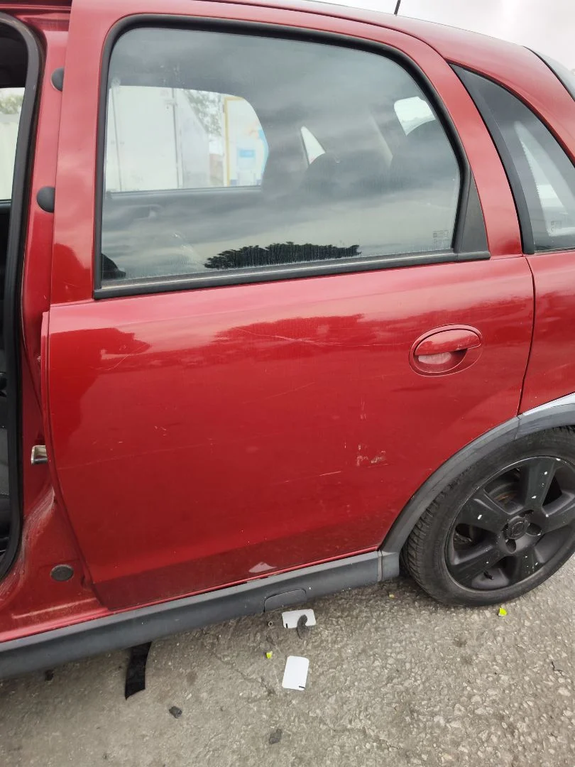 Foto de PUERTA TRASERA IZQUIERDA OPEL CORSA C 1.2 16V CAT (Z 12 XEP / LB4) (80 CV / 59 KW) referencia 13114690