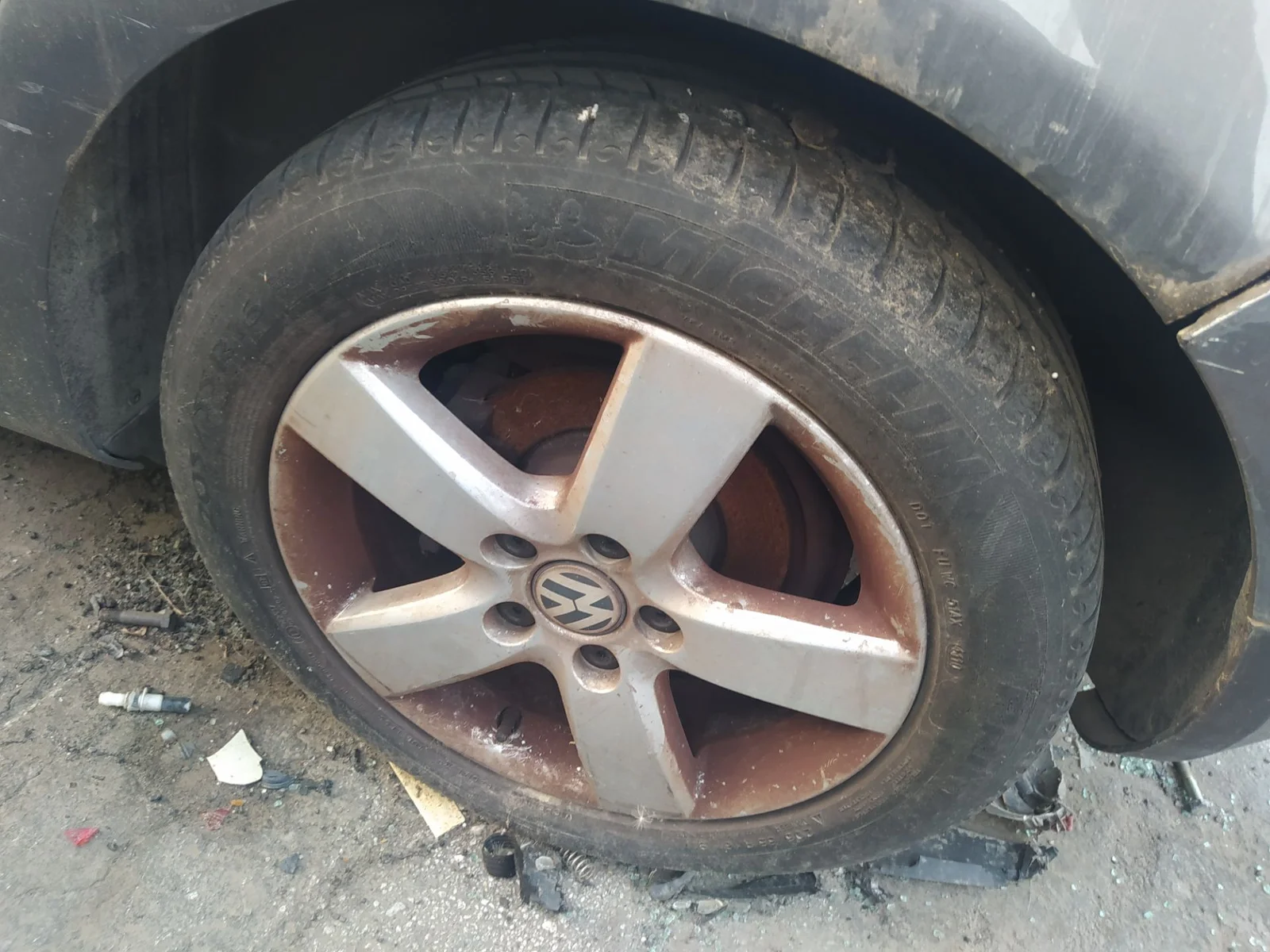 Foto de PASO RUEDA TRASERO IZQUIERDO VOLKSWAGEN GOLF V (1K1)(10.2003) 1.9 TDI (105 CV / 77 KW) referencia 1K0810971B