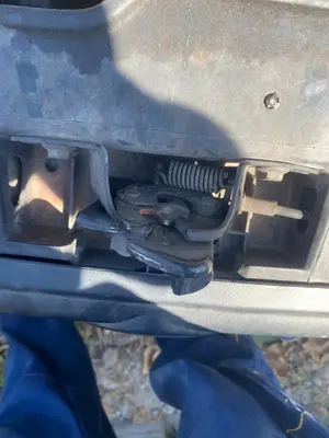 Foto de CERRADURA CAPO VOLKSWAGEN POLO III (6N1) 1.4  (60 CV / 44 KW) referencia 1H0823509B