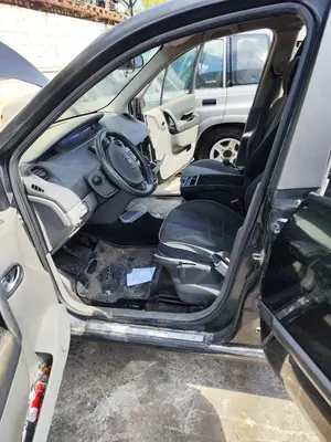 Foto de GOMAS CONTORNO PUERTA RENAULT SCENIC II (JM) 1.9 dCi Diesel (120 CV / 88 KW) referencia 7701475031