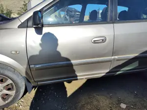 Foto de PUERTA DELANTERA IZQUIERDA KIA CARENS (RS) 1.8 16V CAT (126 CV / 93 KW) referencia 0K2JA59020