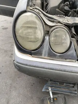 Foto de FARO DERECHO MERCEDES-BENZ CLASE E (BM 210) BERLINA referencia A2108200461