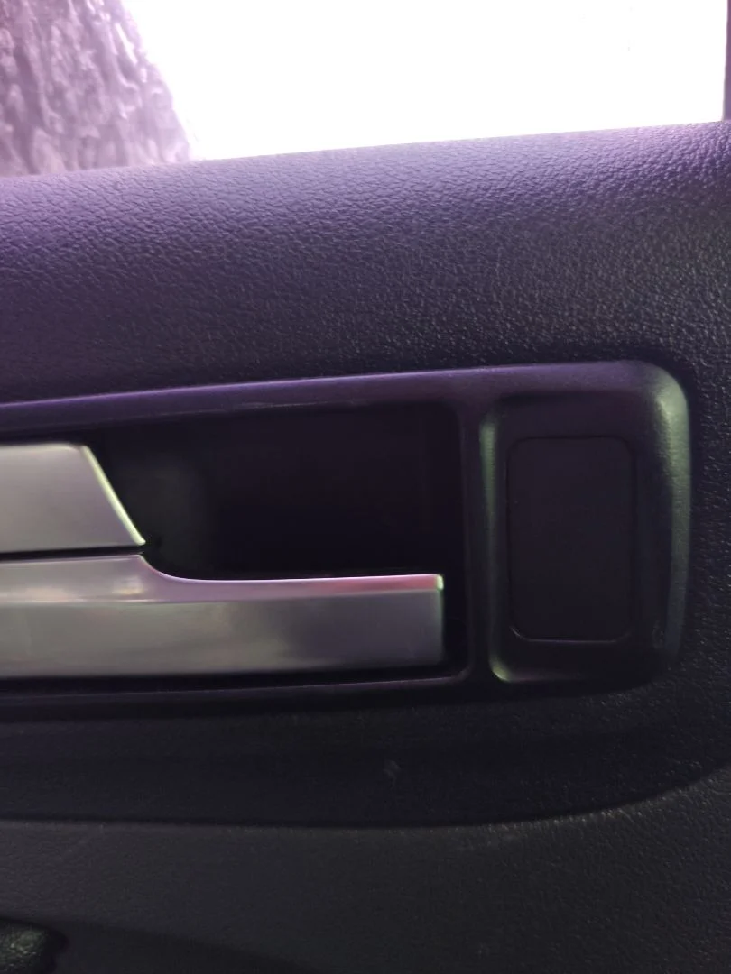 Foto de MANETA INTERIOR TRASERA IZQUIERDA FORD FOCUS BERLINA (CAP) 1.6 TDCi CAT (90 CV / 66 KW) referencia 1470113