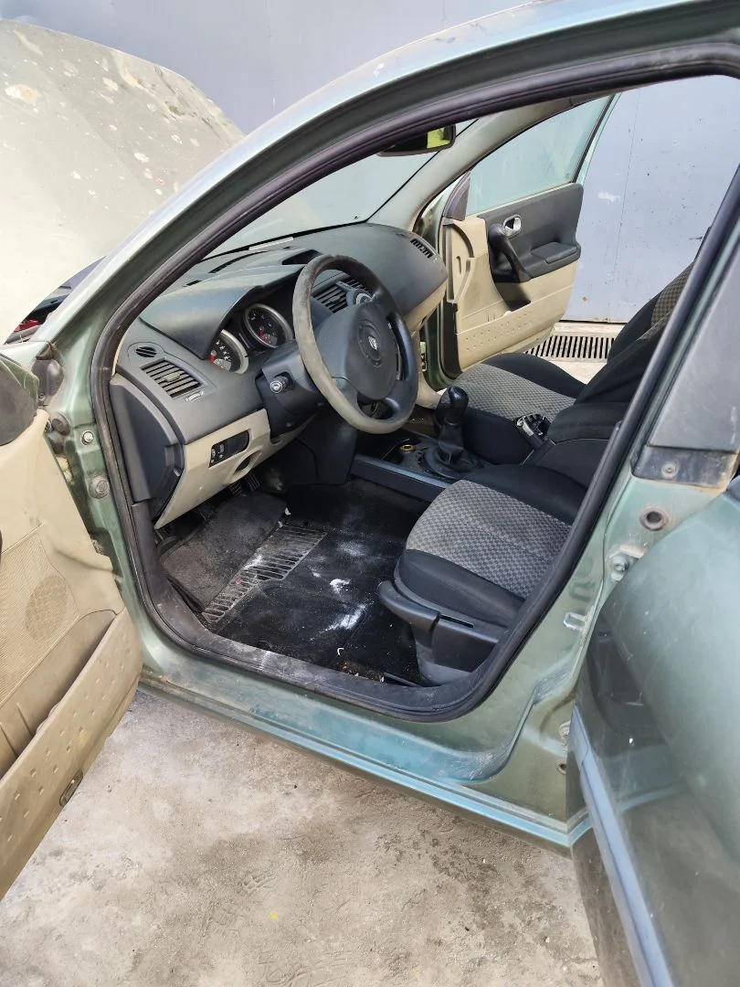 Foto de GOMAS CONTORNO PUERTA RENAULT MEGANE II BERLINA 5P 1.5 dCi Diesel (101 CV / 74 KW)