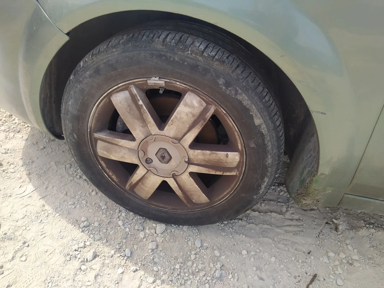 Foto de PASO RUEDA TRASERO DERECHO RENAULT SCENIC II (JM) 1.5 dCi Diesel (101 CV / 74 KW)
