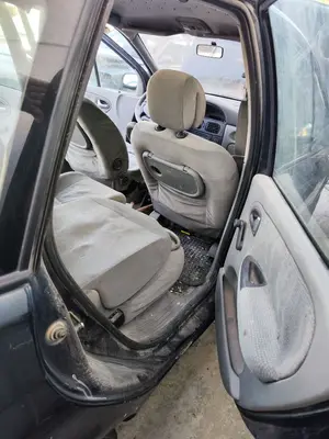 Foto de GOMAS CONTORNO PUERTA RENAULT SCENIC I (JA...) 1.9 dCi Diesel CAT (102 CV / 75 KW)