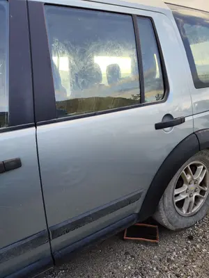 Foto de PUERTA TRASERA IZQUIERDA LAND ROVER DISCOVERY 2.7 Td V6 CAT (190 CV / 140 KW) referencia BFA780190