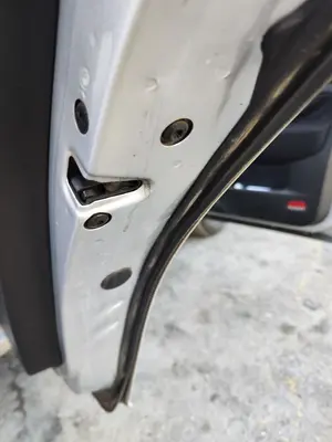 Foto de CERRADURA PUERTA TRASERA DERECHA VOLKSWAGEN GOLF IV BERLINA (1J1)(10.1997) 1.9 TDI (131 CV / 96 KW) referencia 3B4839015AL