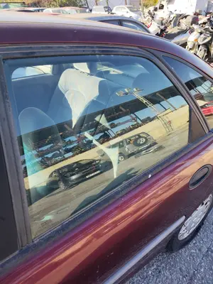 Foto de LUNA TRASERA IZQUIERDA RENAULT LAGUNA (B56) 2.0  (113 CV / 83 KW)