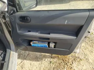 Foto de RETENEDOR PUERTA MITSUBISHI COLT CZ3 BERL. 5 (Z30A) 1.1 CAT (75 CV / 55 KW)