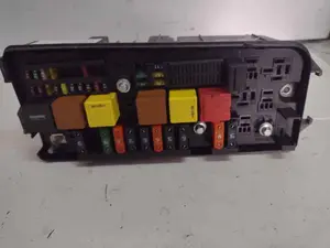 Foto de CAJA RELES / FUSIBLES OPEL VECTRA C BERLINA 2.0 DTI (101 CV / 74 KW) referencia 519038004