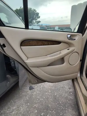 Foto de GUARNECIDO PUERTA TRASERA IZQUIERDA JAGUAR X-TYPE 2.1 V6 24V CAT (156 CV / 115 KW) referencia C2S 13498
