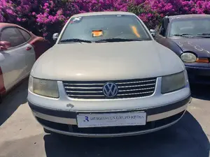 VOLKSWAGEN PASSAT BERLINA (3B2) foto 1
