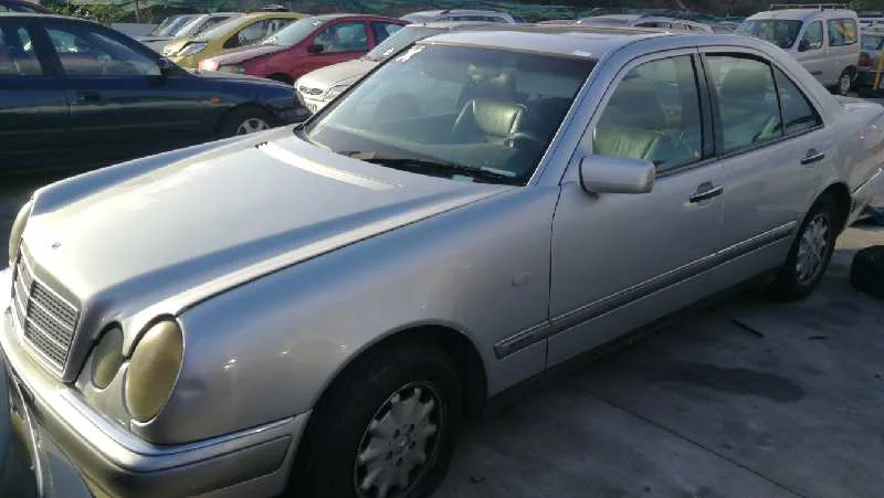 MERCEDES-BENZ CLASE E (BM 210) BERLINA